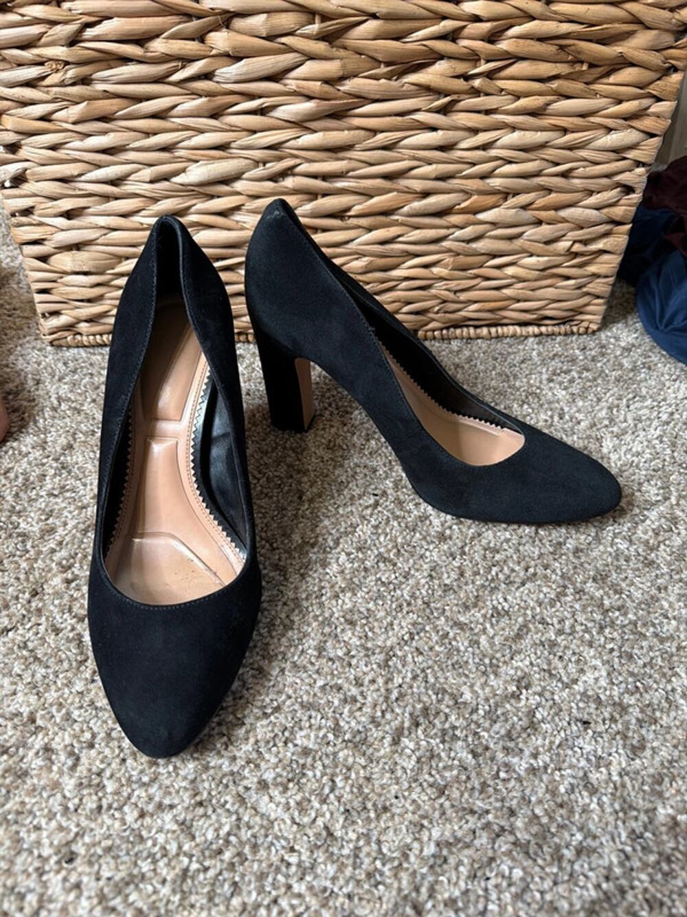 Vince Camuto black suede pumps 9.5 730